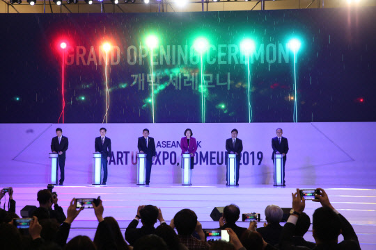 지난달 27일부터 29일까지 서울 동대문디자인플라자에서 열린 글로벌 스타트업 페스티벌 '컴업 2019' 개막식 모습.   중기부 제공